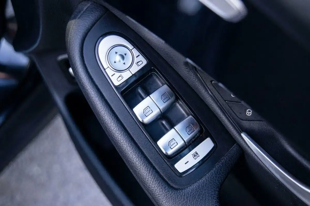 2018-mercedes-benz-glc-class-21d-glc220d-urban-edition-big-26
