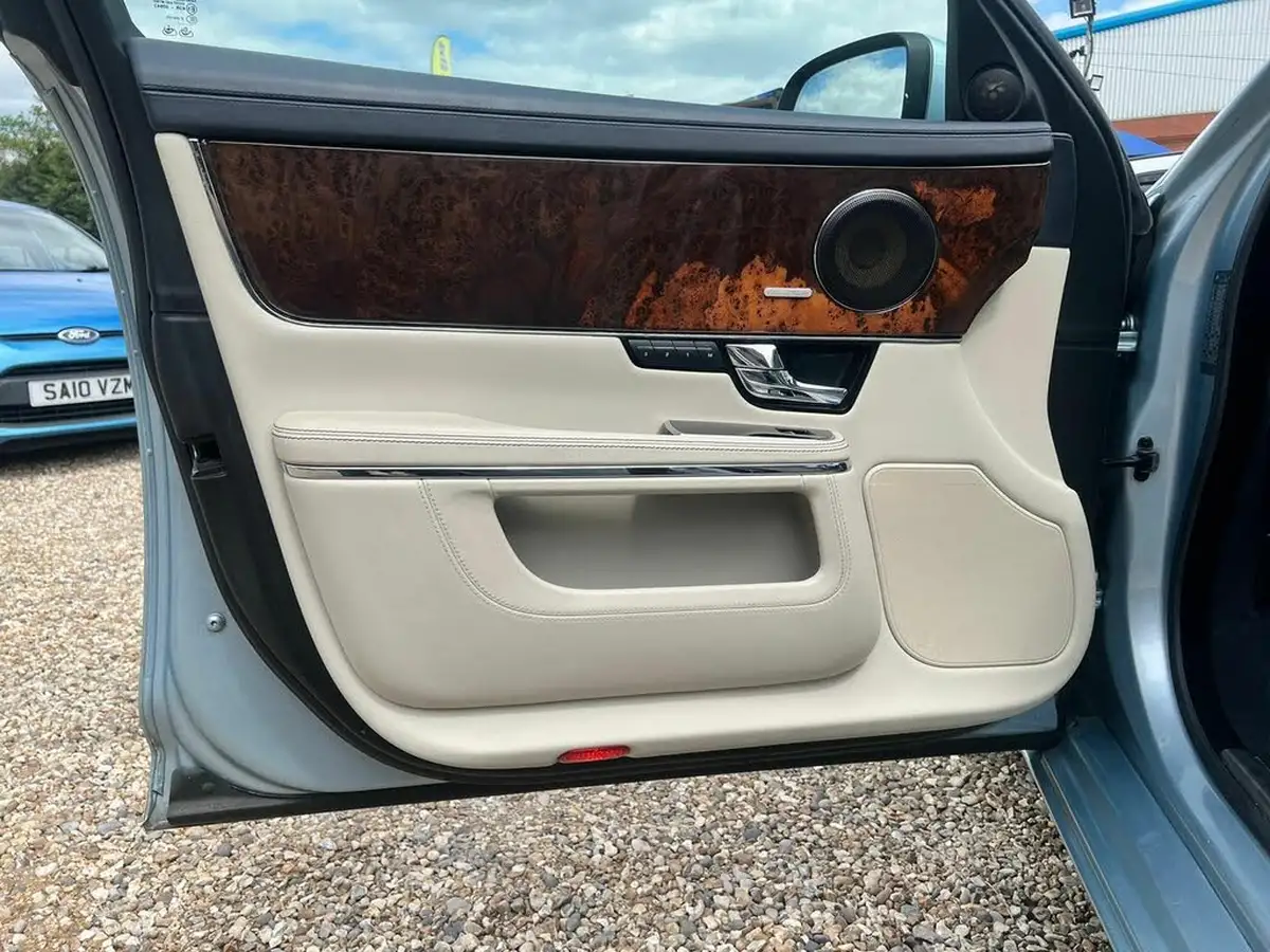 2011-jaguar-xj-series-30td-xj-portfolio-swb-big-50