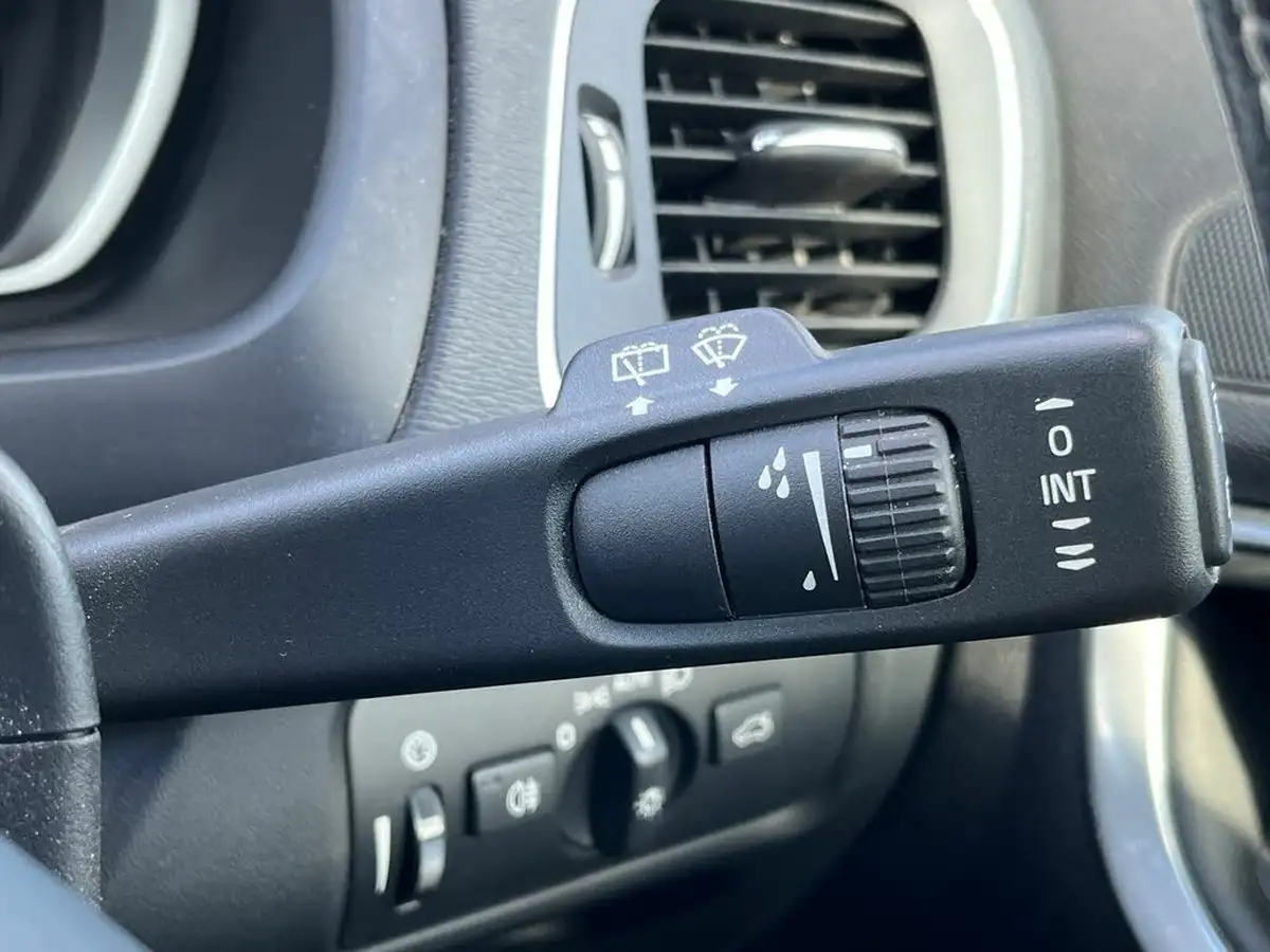 2018-volvo-v40-20-t2-r-design-nav-plus-big-42