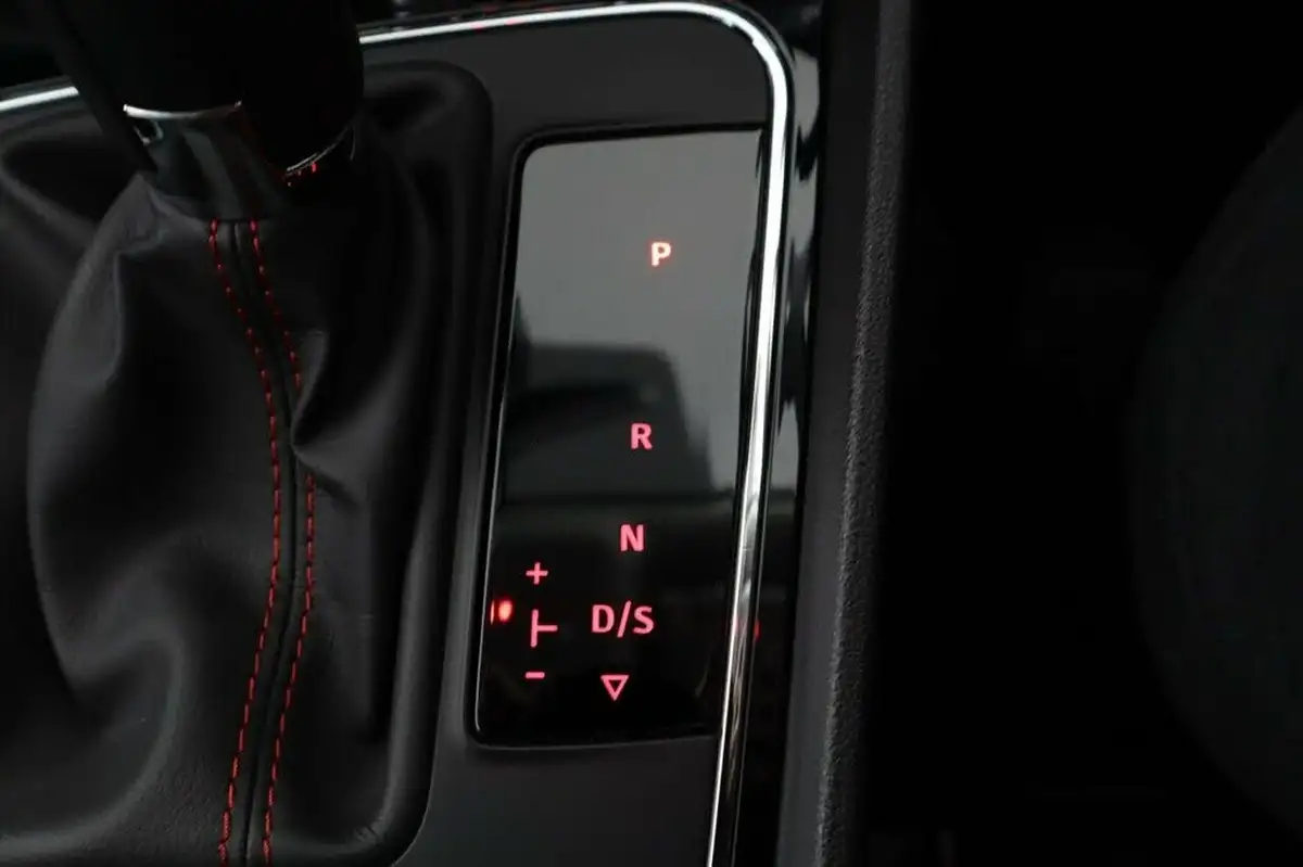 2019-seat-leon-20-tsi-fr-sport-hatchback-big-16