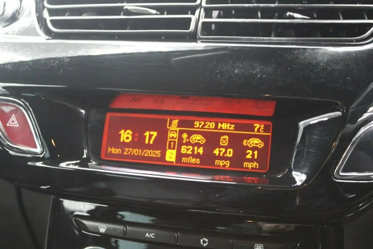 2014-citroen-ds3-16bluehdi-dsport-plus-big-26