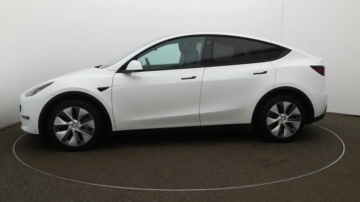 2022-tesla-model-y-e-long-range-big-57