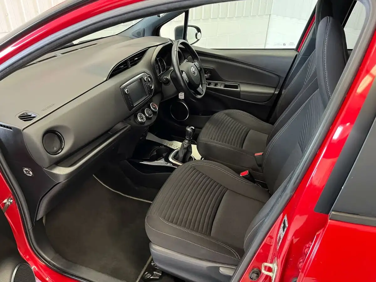 2017-toyota-yaris-133-design-bi-tone-big-10