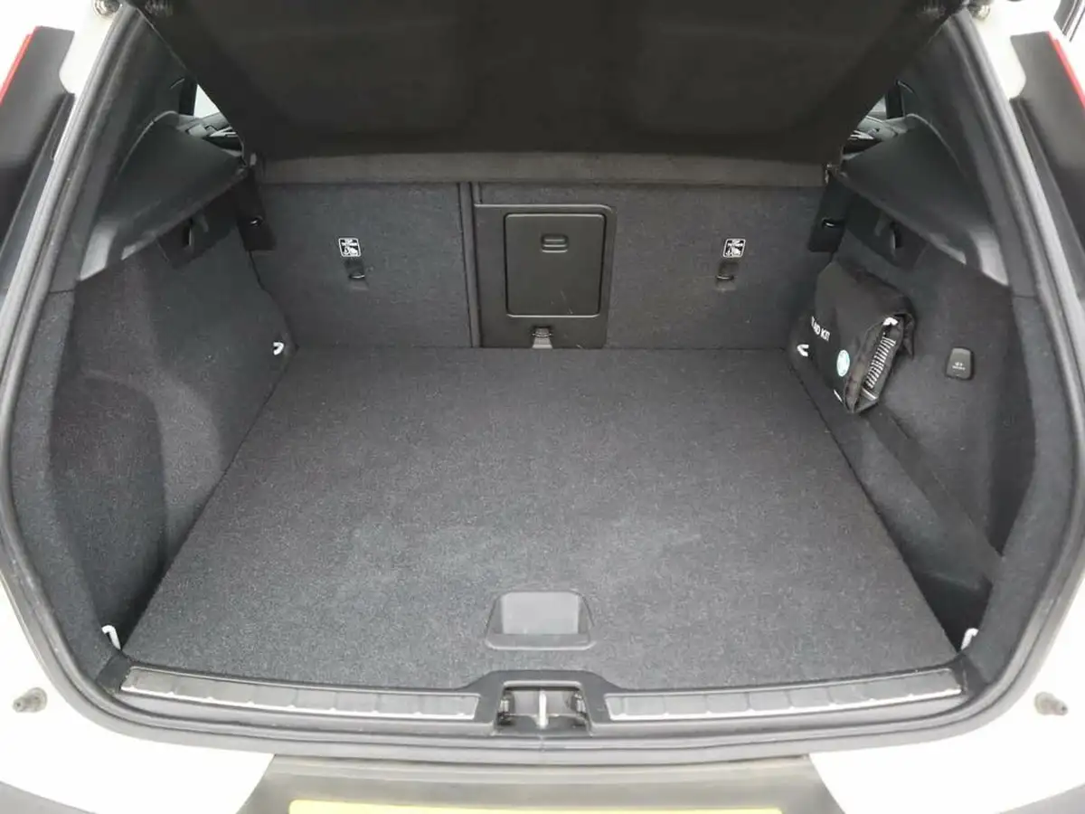 2020-volvo-xc40-20td-d3-inscription-pro-big-8