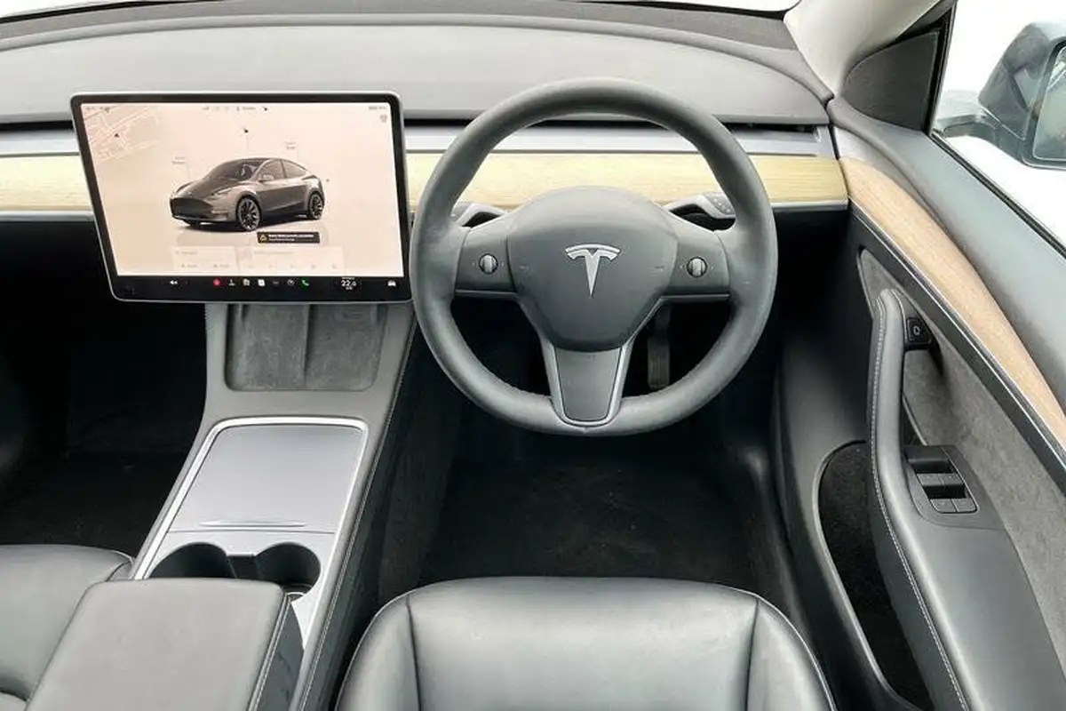2022-tesla-model-y-e-long-range-big-10