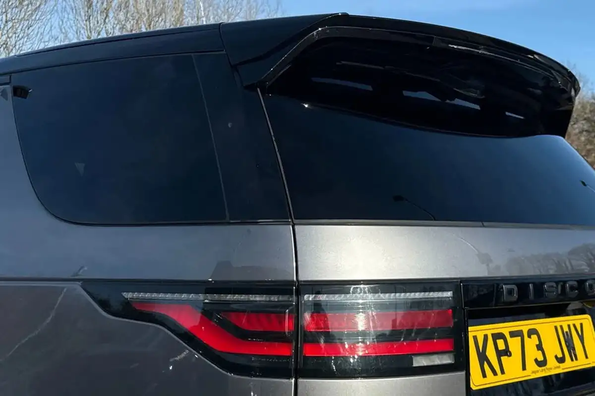 2023-land-rover-discovery-30-d300-dynamic-hse-big-19