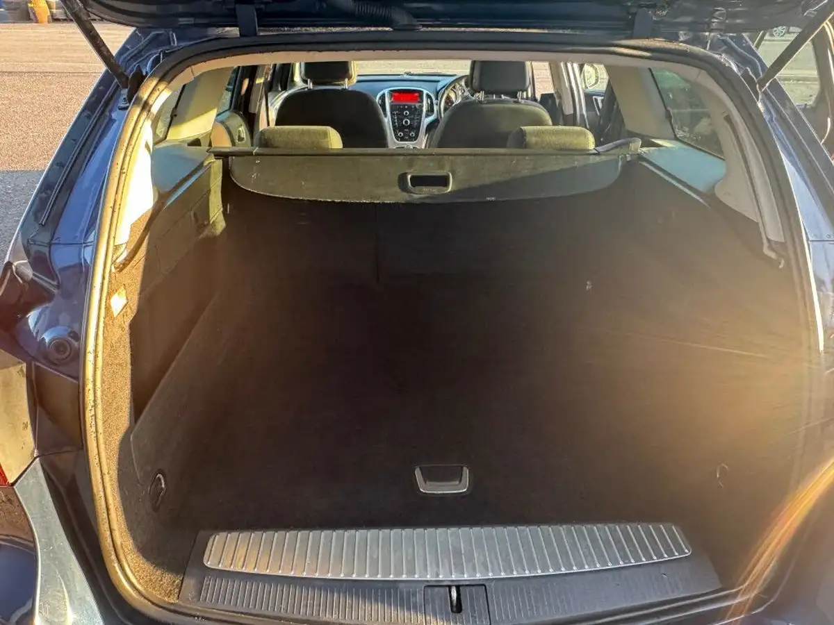 2012-vauxhall-astra-20td-sri-165ps-ss-estate-big-11