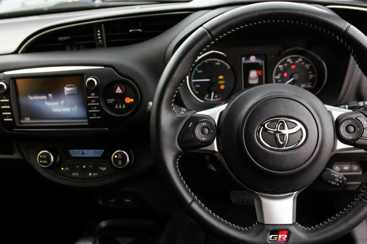2019-toyota-yaris-15-vvt-i-gr-sport-big-19