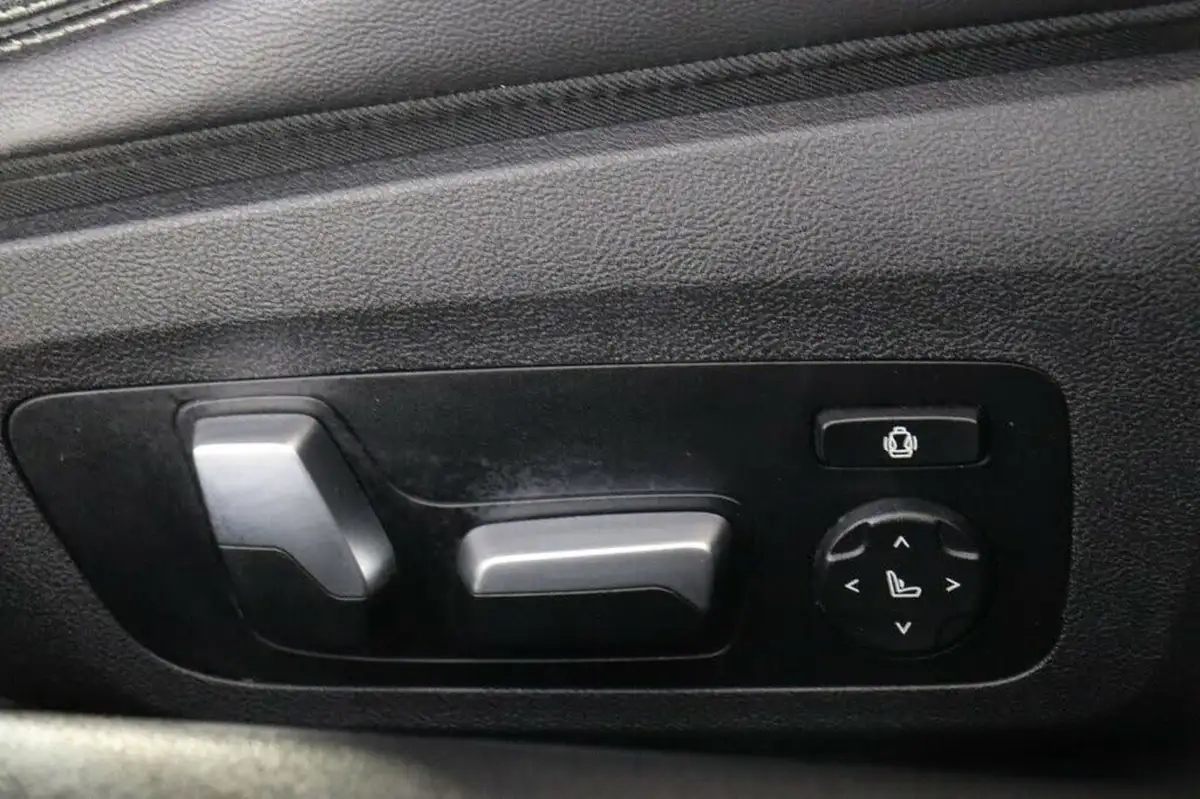 2019-bmw-8-series-30-840i-coupe-2d-big-18