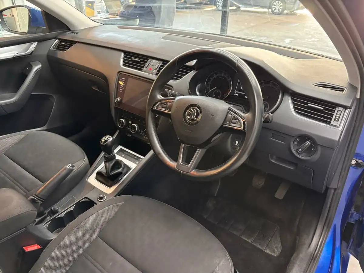 2019-skoda-octavia-16tdi-se-technology-estate-big-11