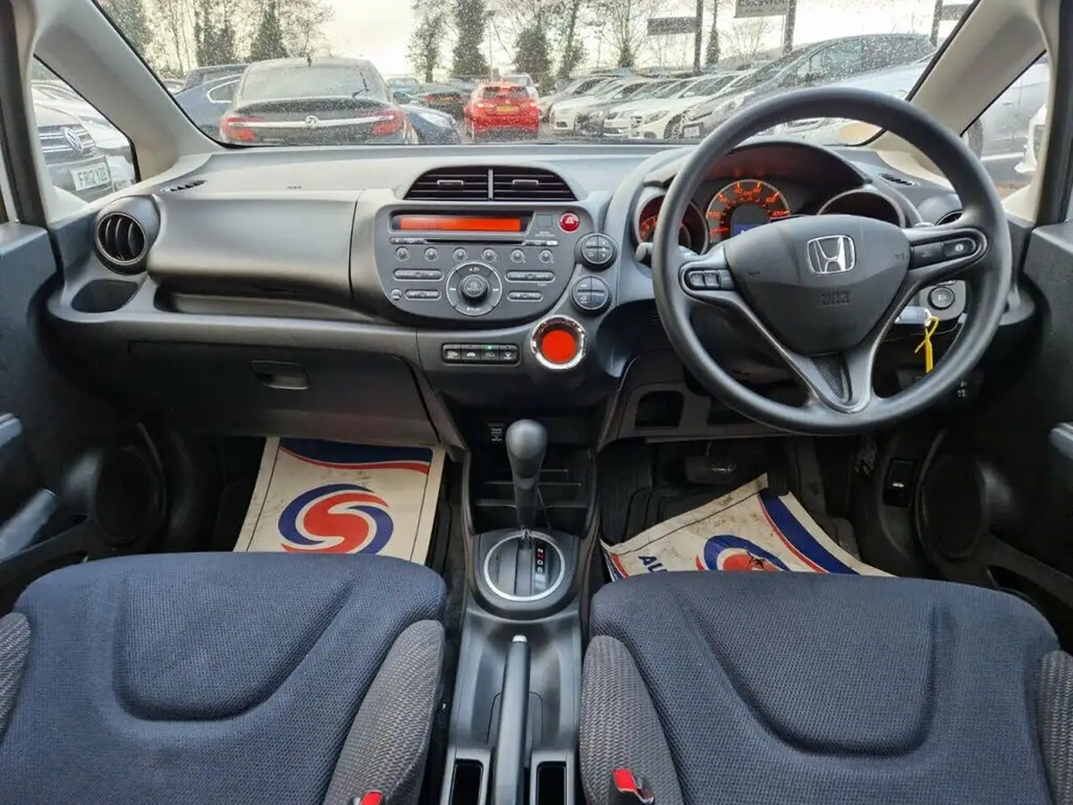 2011-honda-jazz-14-es-cvt-big-6
