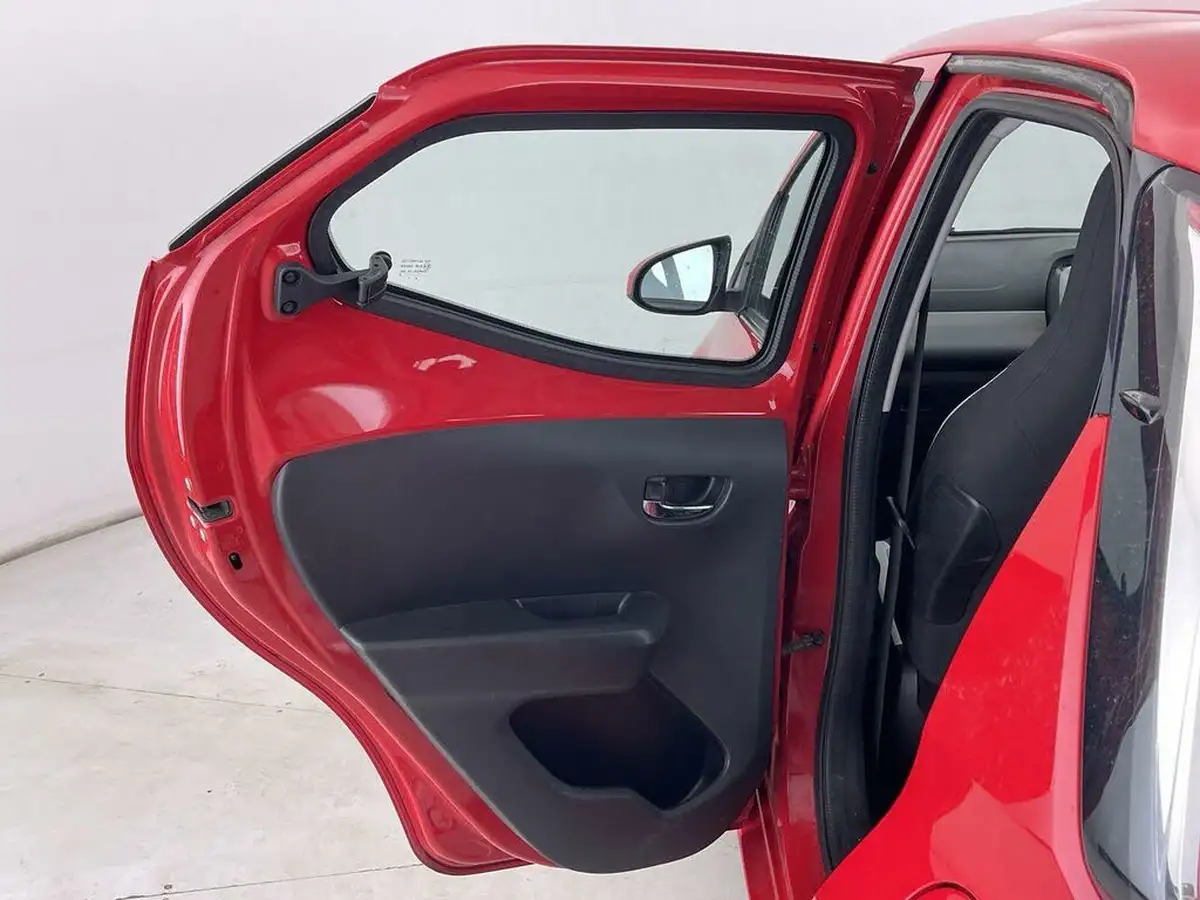 2016-toyota-aygo-10-vvt-i-x-play-68bhp-5d-big-27