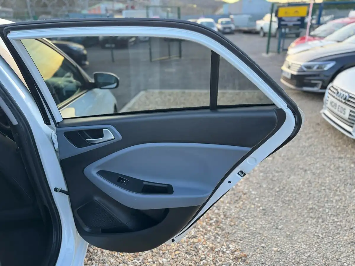 2016-hyundai-i20-10-premium-100ps-big-33