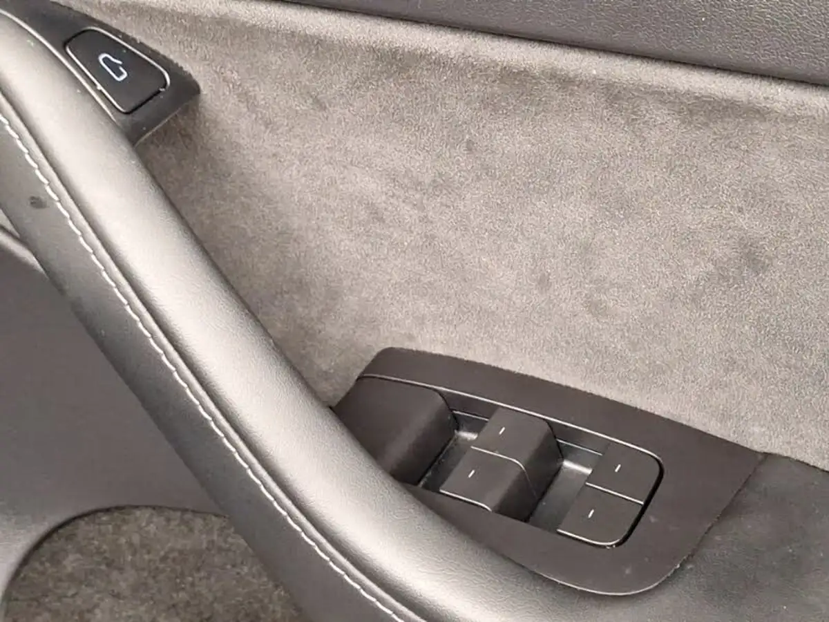 2022-tesla-model-y-e-long-range-big-13