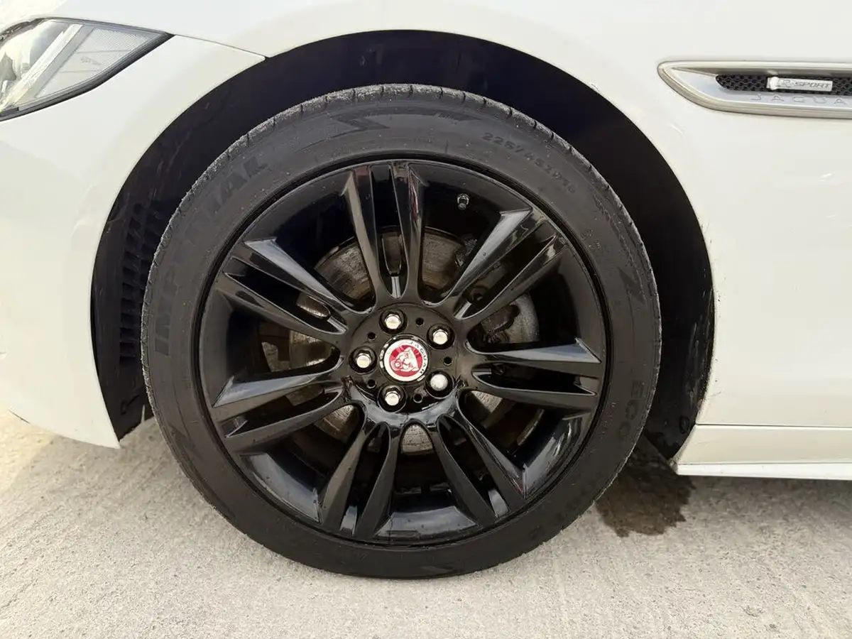 2016-jaguar-xe-20d-r-sport-180ps-auto-big-66