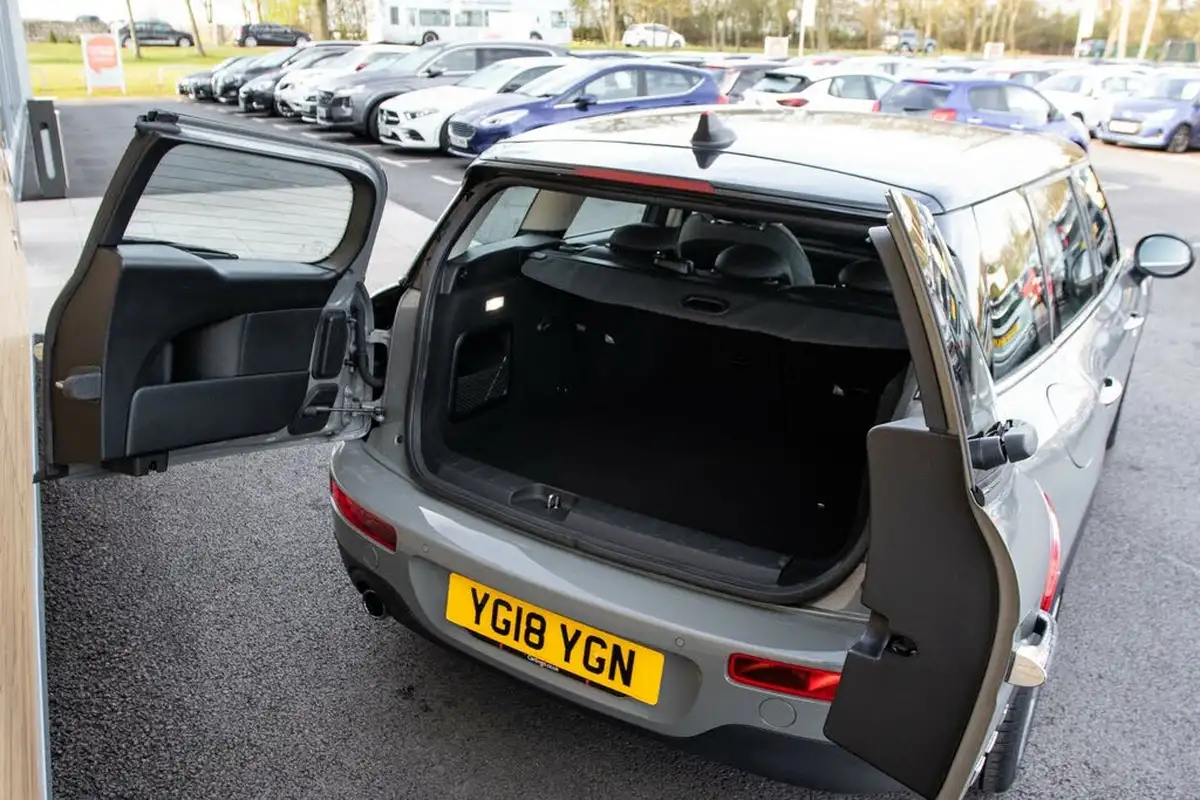 2018-mini-clubman-15-cooper-auto-big-32