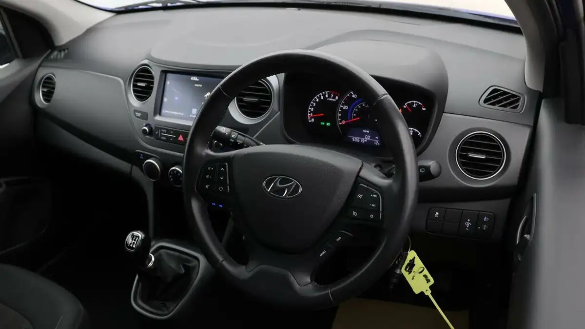 2019-hyundai-i10-10-play-big-8