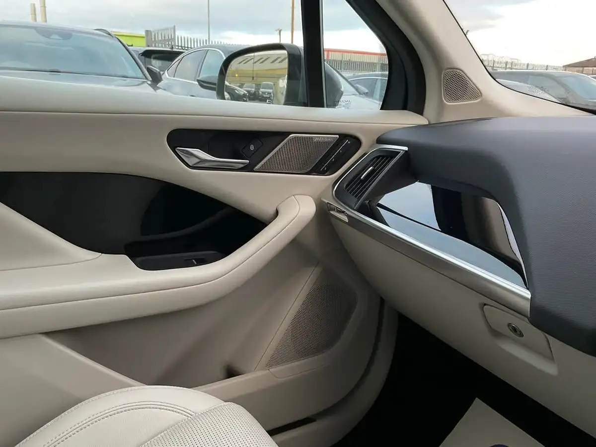 2019-jaguar-i-pace-ev400-se-big-43