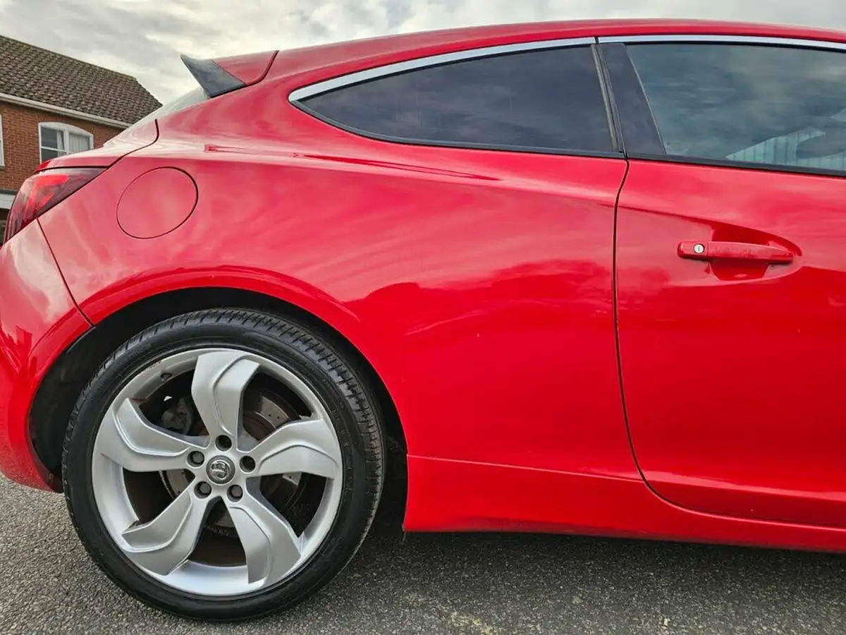 2012-vauxhall-astra-20-vxr-big-27