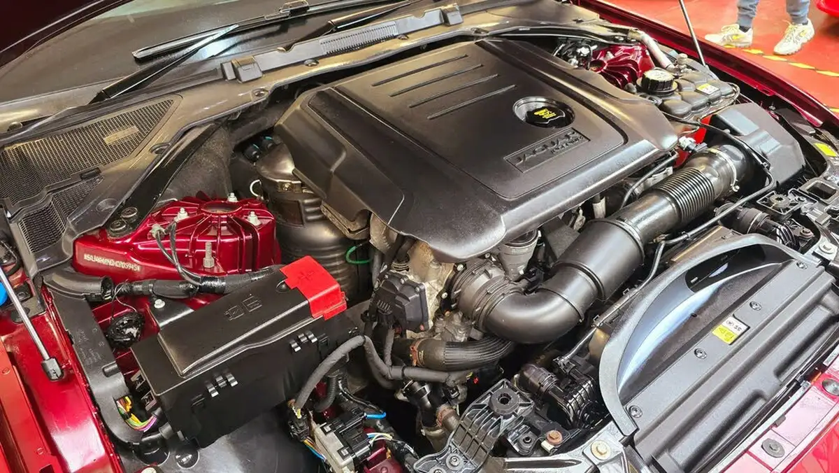 2017-jaguar-xe-20d-r-sport-180ps-awd-1999cc-auto-big-35