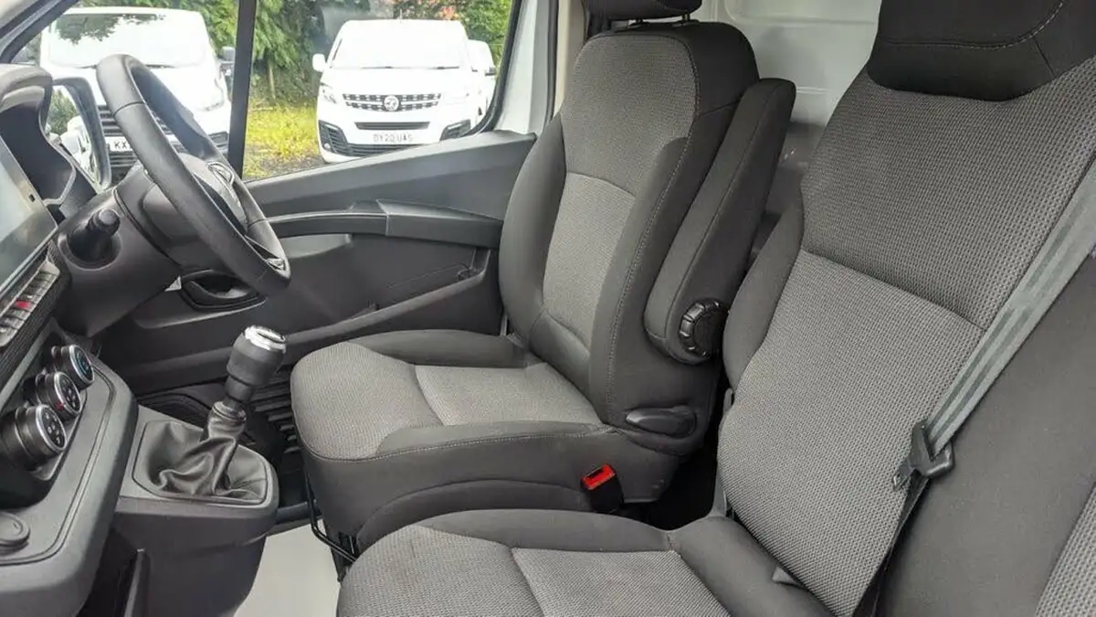 2023-renault-trafic-20dci-sl28-130-business-big-13