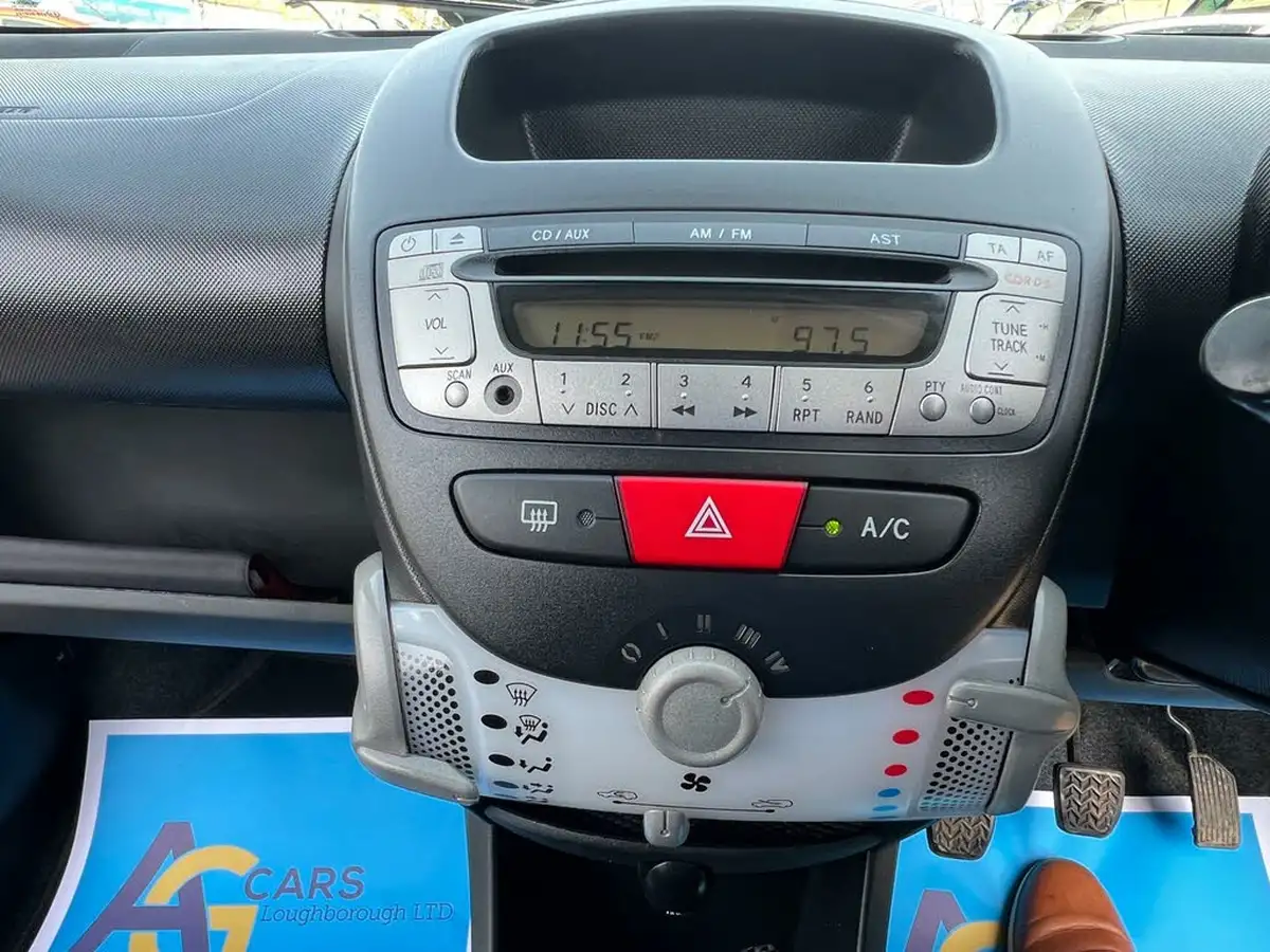 2014-citroen-c1-10-edition-3d-big-19