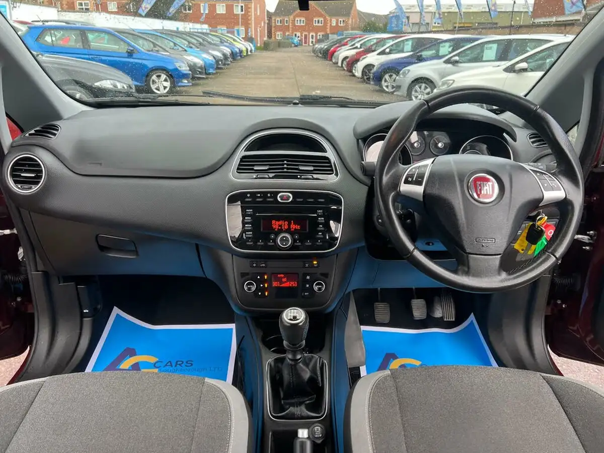 2013-fiat-punto-14-easy-8v-77bhp-brio-3d-big-1