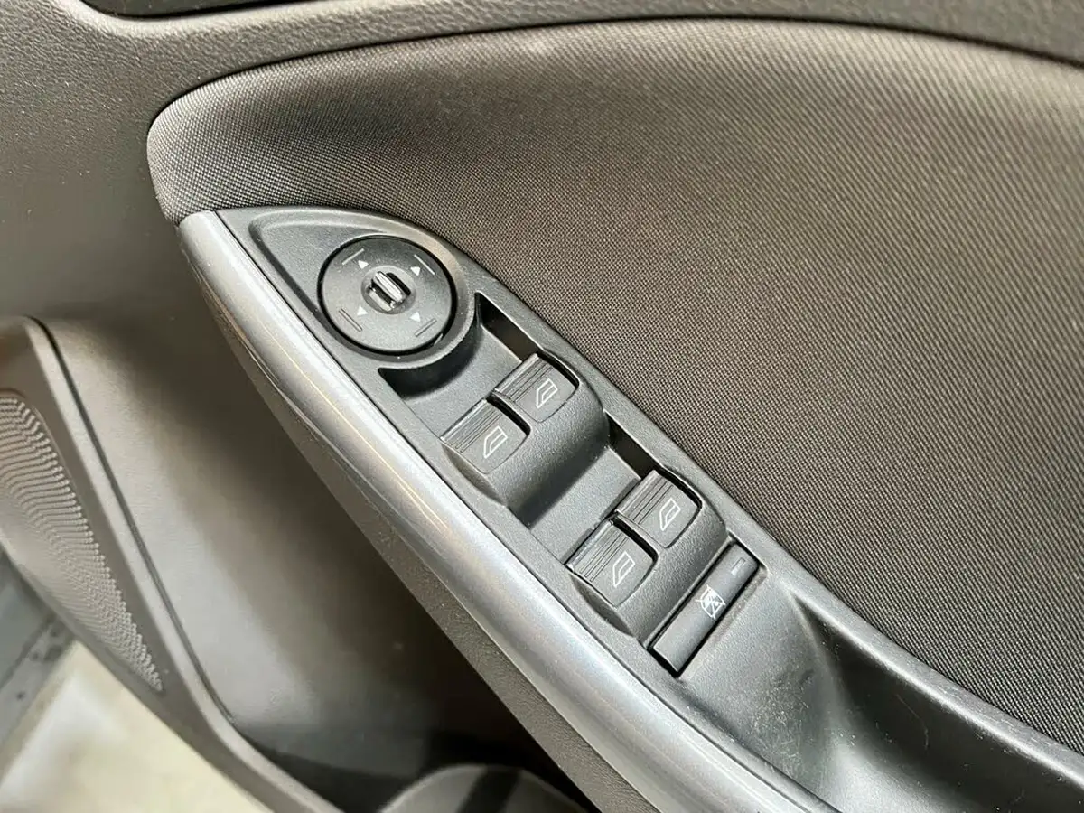 2013-ford-focus-16td-titanium-hatchback-big-25