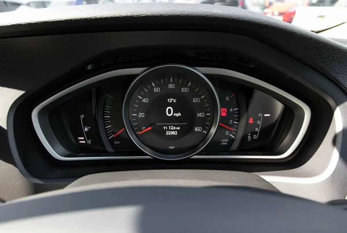 2018-volvo-v40-20td-d2-cross-country-nav-plus-geartronic-big-14