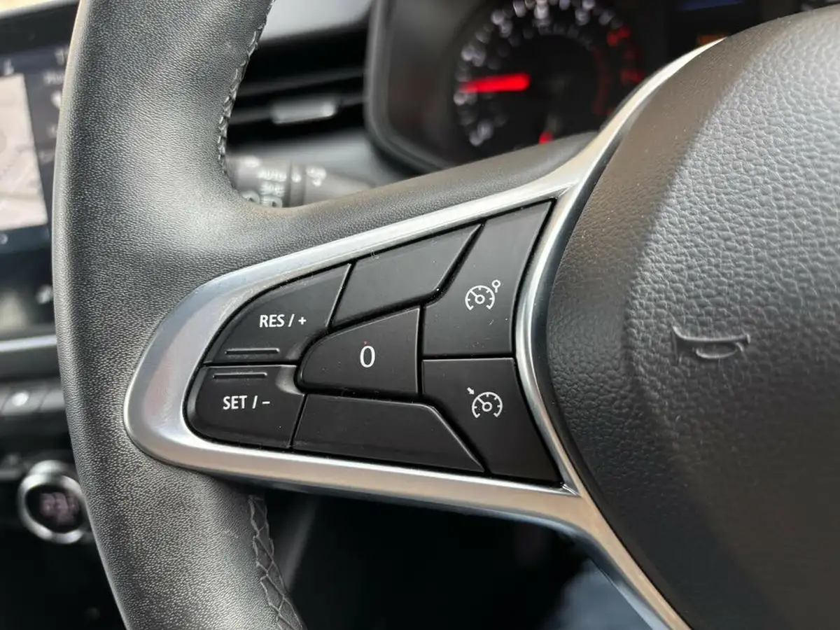 2021-renault-clio-10-tce-iconic-90ps-big-18