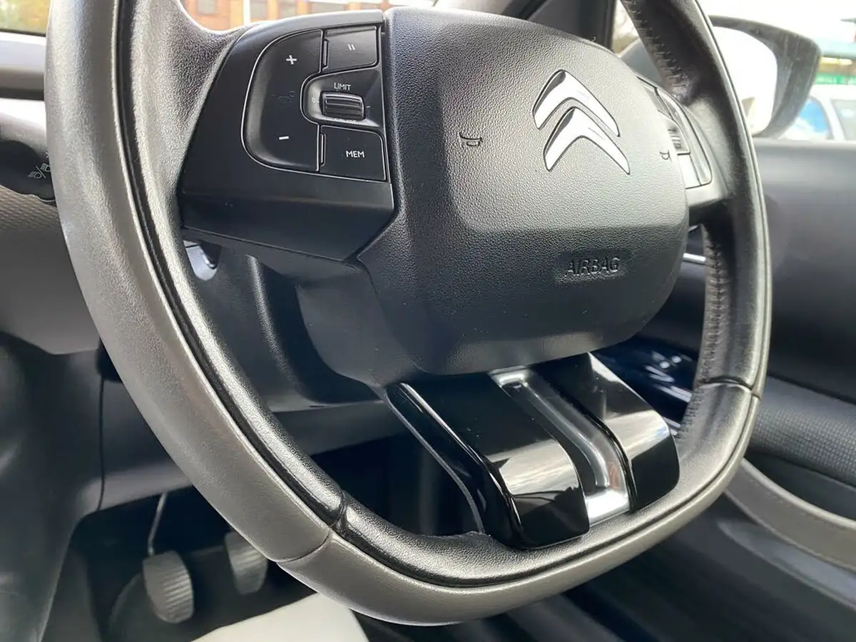 2015-citroen-c4-cactus-16bluehdi-feel-big-32