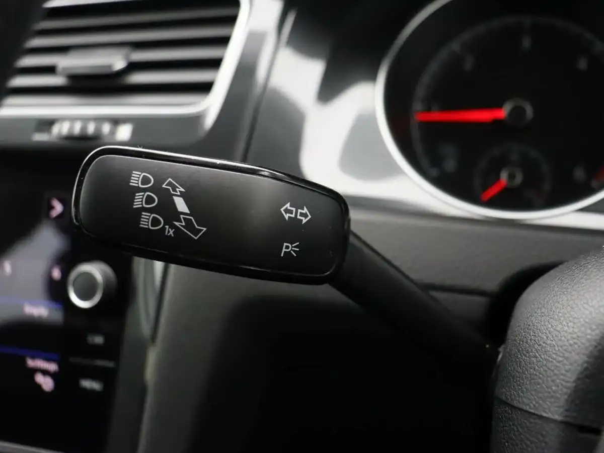 2018-volkswagen-golf-20tdi-se-nav-hatchback-5d-big-41