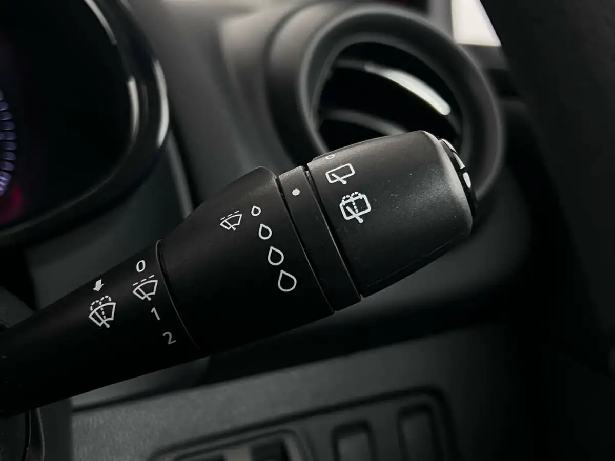 2017-renault-clio-12-play-big-24