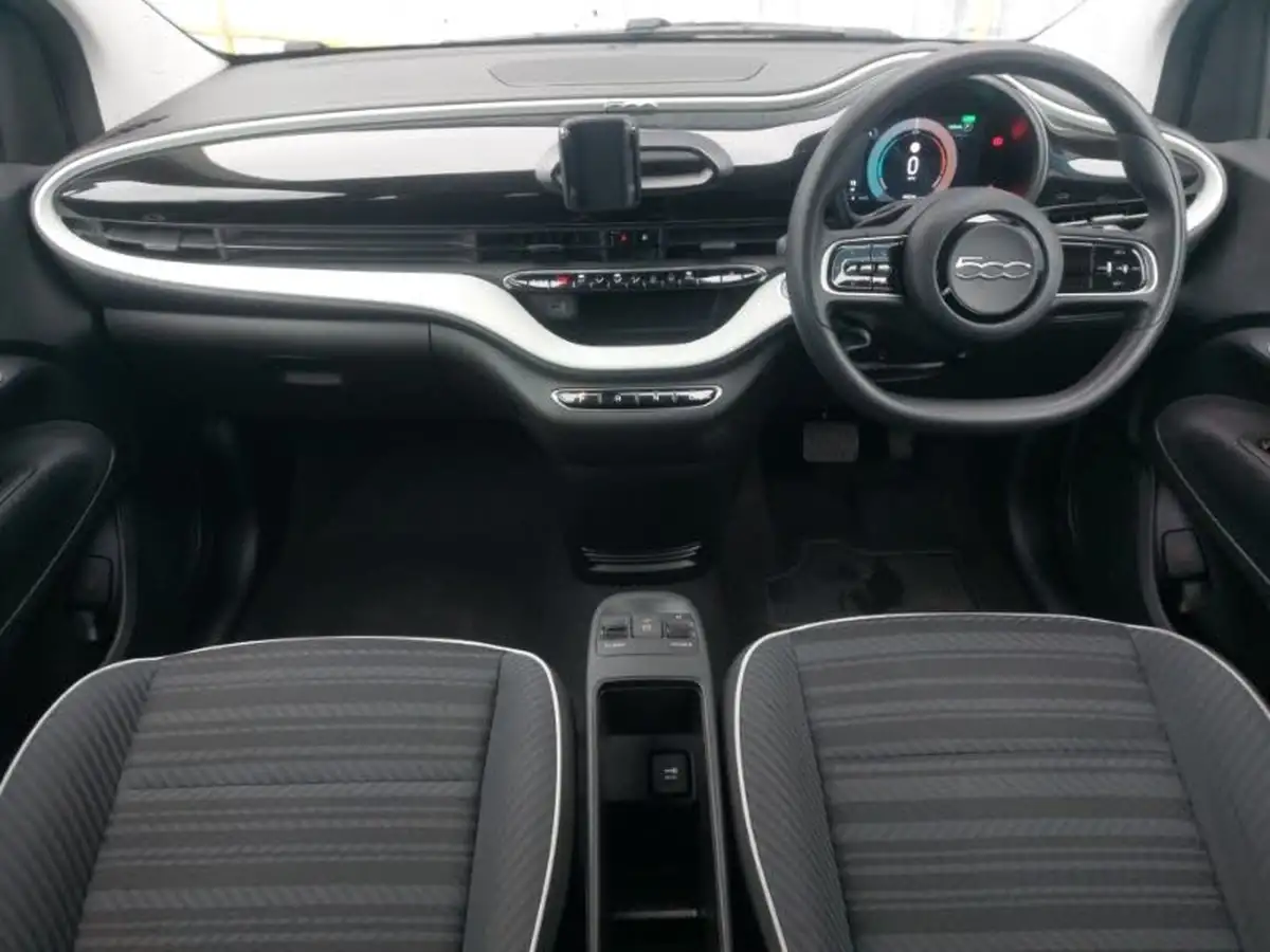 2022-fiat-500-e-action-big-2