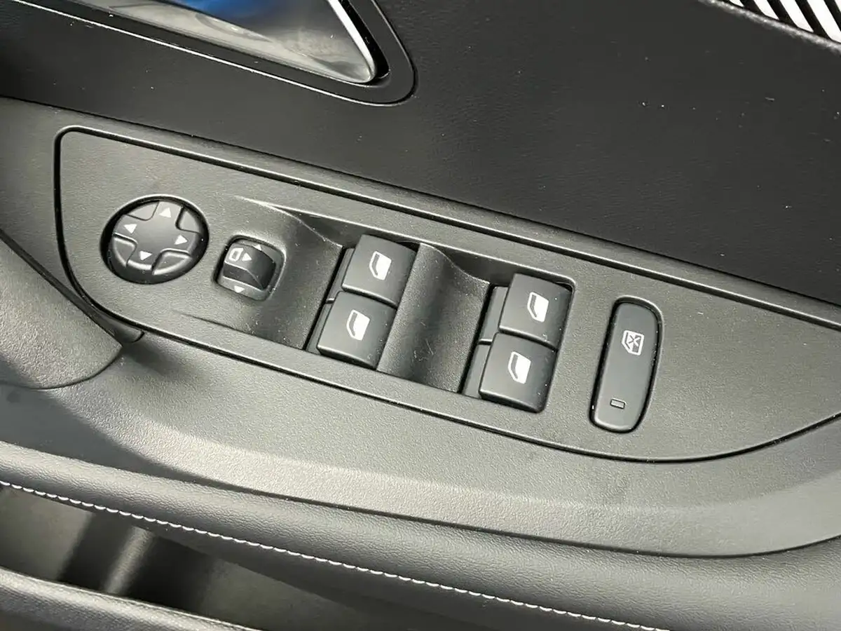 2023-peugeot-2008-suv-12-puretech-allure-big-17