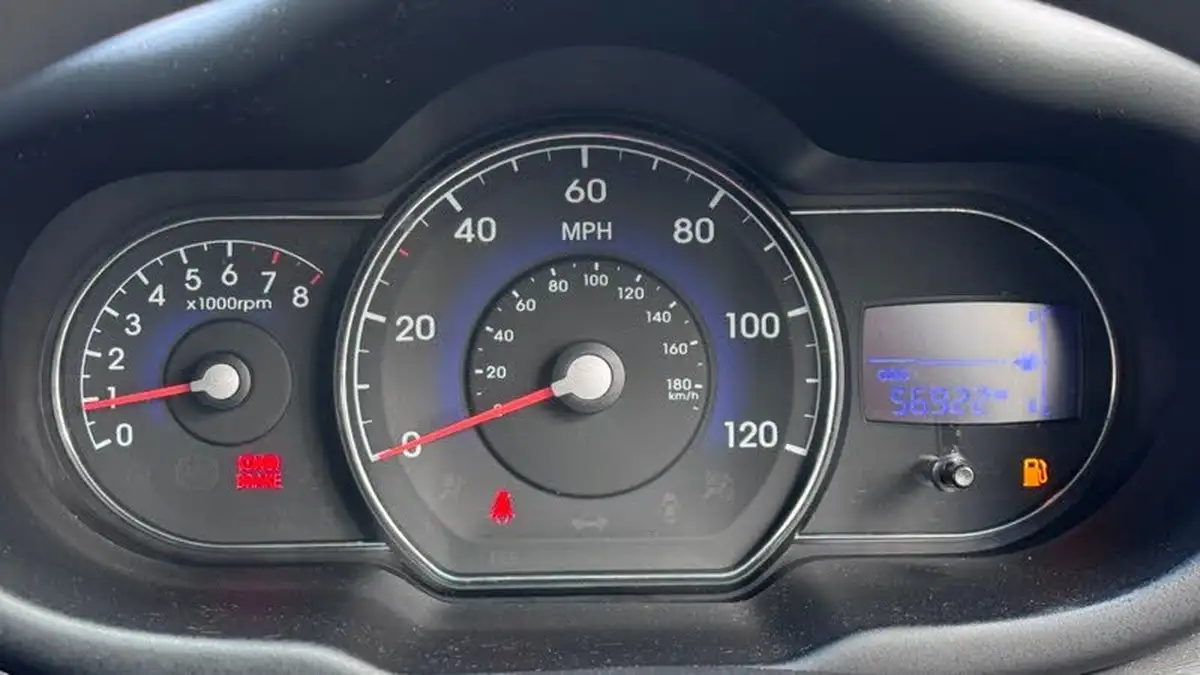 2011-hyundai-i10-12-active-big-35