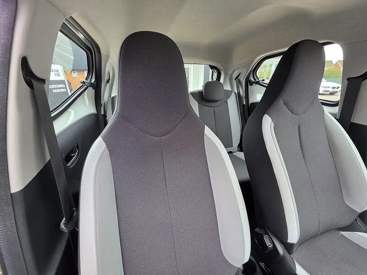 2016-toyota-aygo-10-vvt-i-x-play-68bhp-5d-big-18