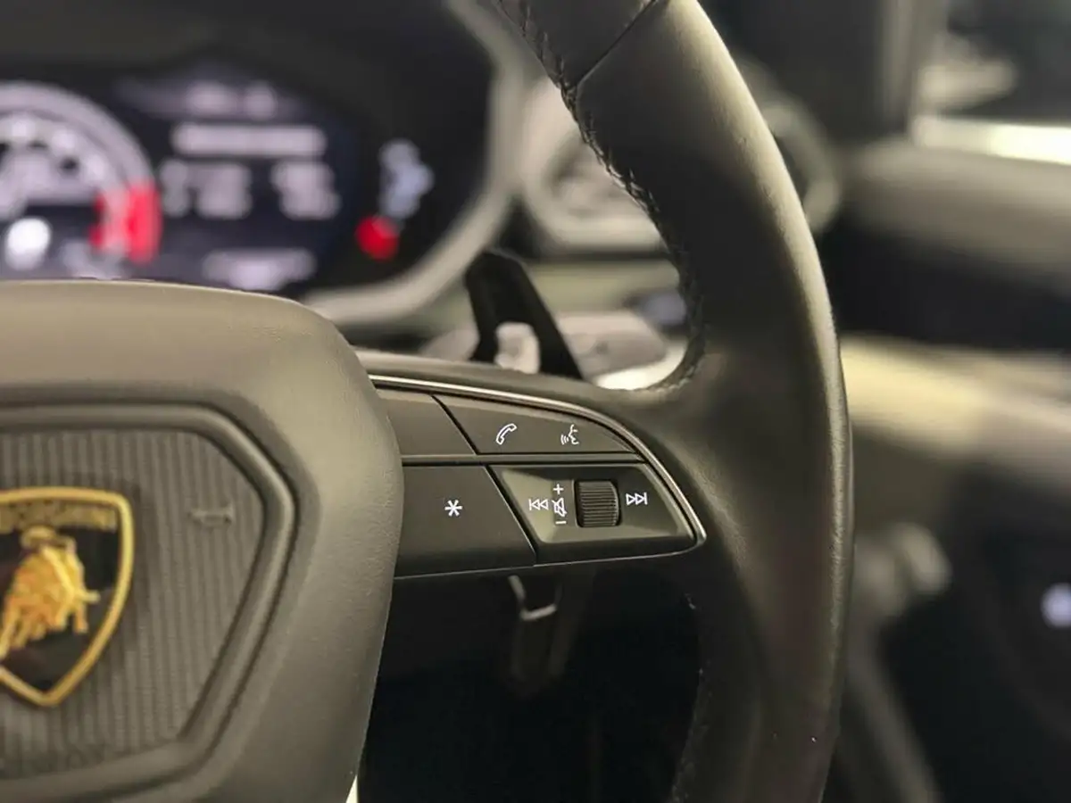 2021-lamborghini-urus-40-no-trim-big-13
