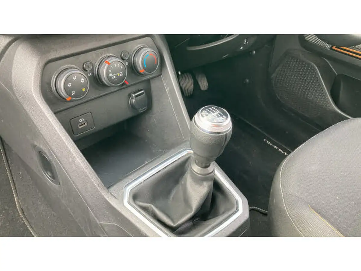 2022-dacia-sandero-stepway-10-tce-comfort-100bhp-bi-fuel-big-12
