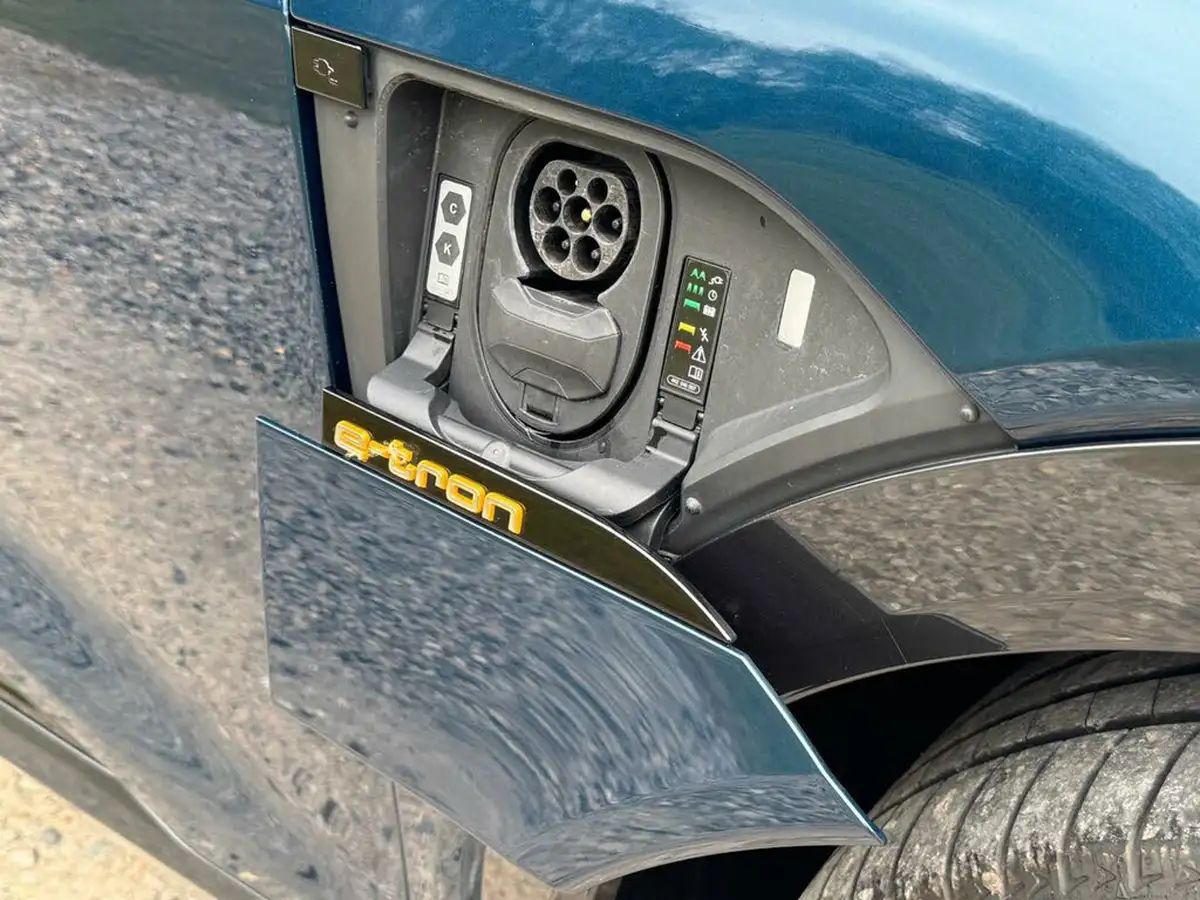 2021-audi-e-tron-50e-sport-station-wagon-big-13