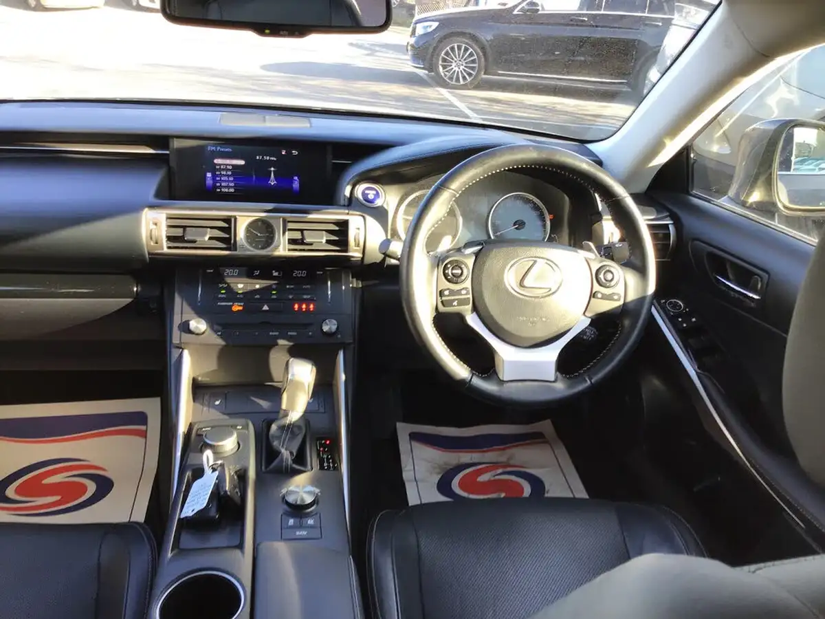 2015-lexus-is-300h-25-executive-edition-big-16