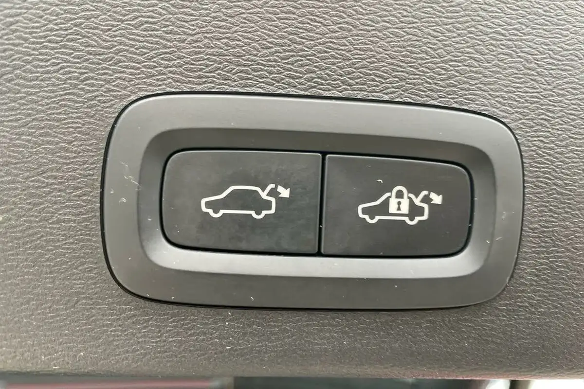 2024-volvo-xc40-20-b4-plus-big-19
