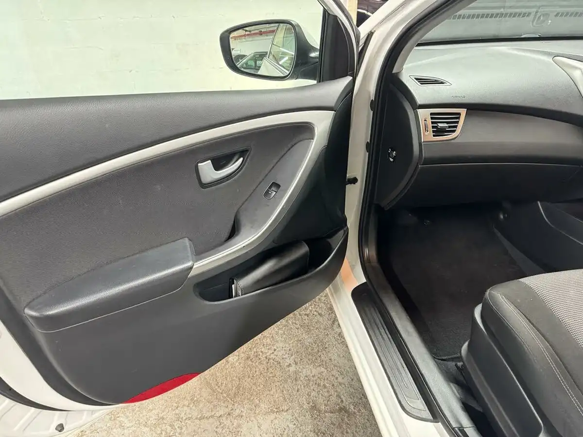 2015-hyundai-i30-14-active-5d-big-42