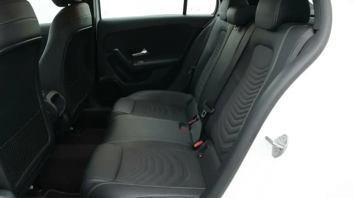 2021-mercedes-benz-a-class-13-a180-se-7g-dct-big-16