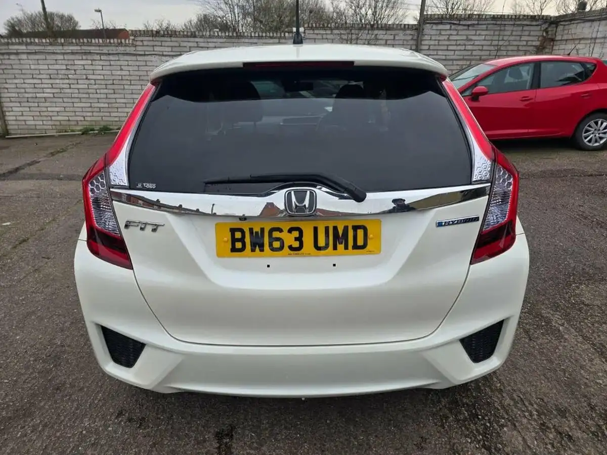 2013-honda-fit-18-hybrid-cruise-big-3