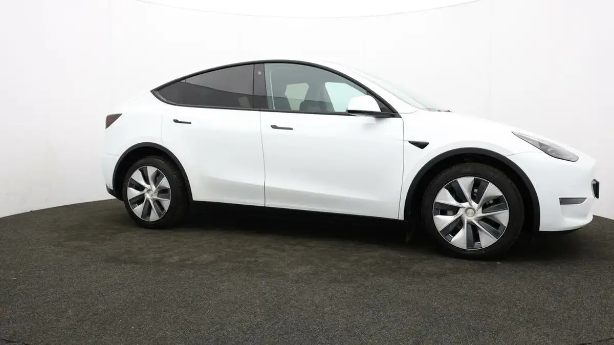2022-tesla-model-y-e-long-range-big-37