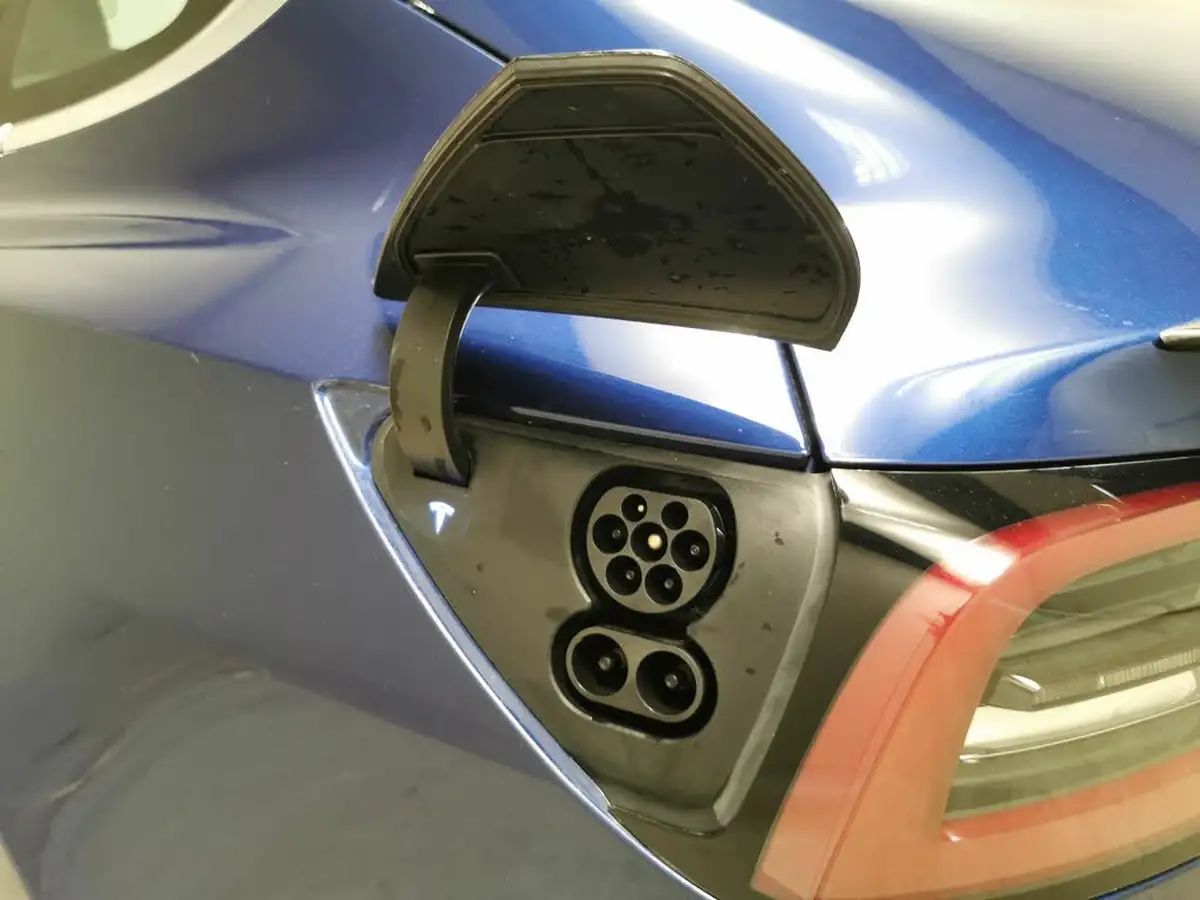 2020-tesla-model-3-e-performance-big-31
