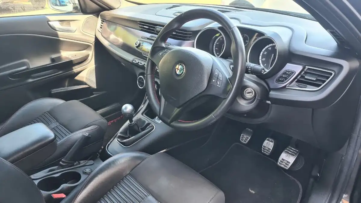 2011-alfa-romeo-giulietta-14-veloce-multiair-170bhp-big-12