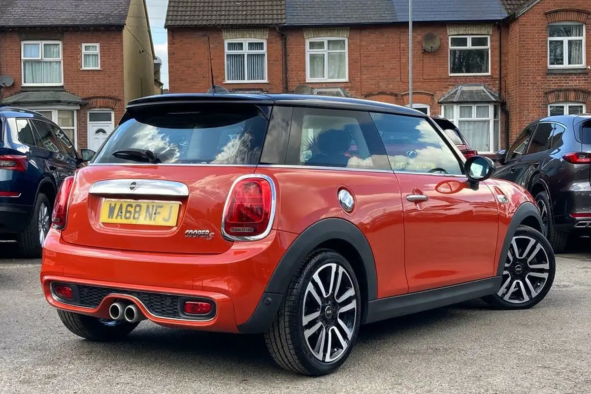 2018-mini-cooper-20-cooper-s-exclusive-ss-hatchback-3d-big-33