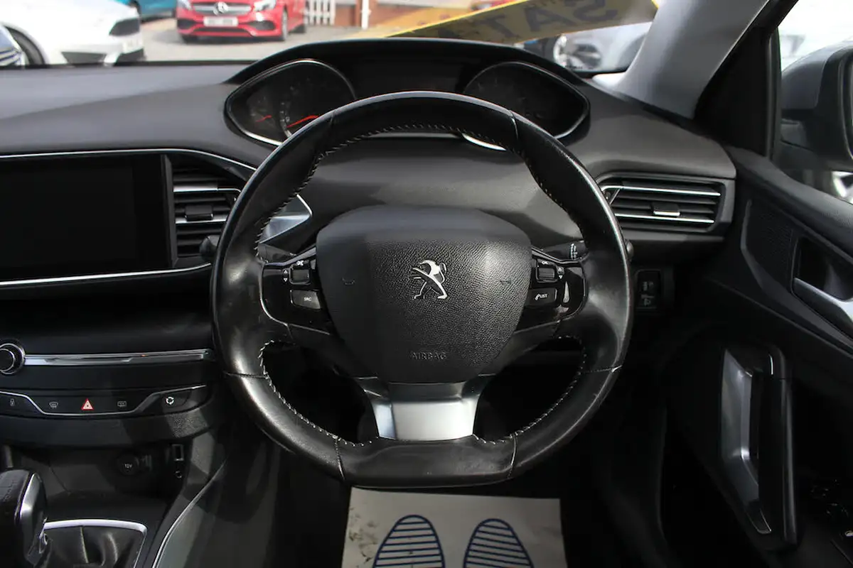 2015-peugeot-308-12-active-puretech-110bhp-big-23